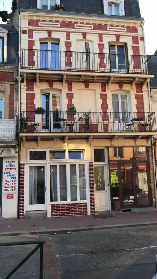 Nid Douillet Sur Trouville-sur-Mer